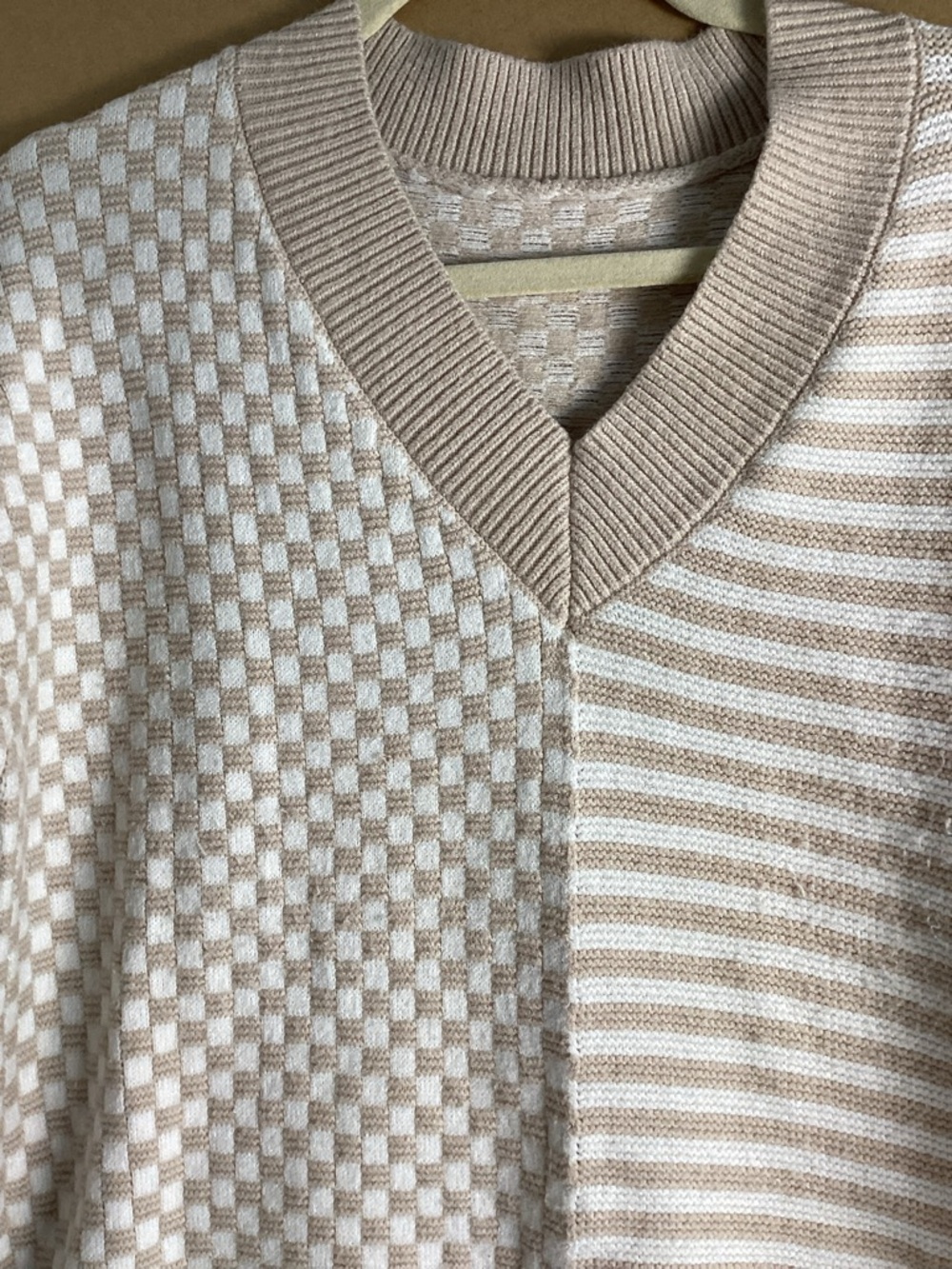 UNCLECAT Beige & Cream Tan V-Neck Striped & Check Pattern Knit Sweater sz M - Picture 6 of 11